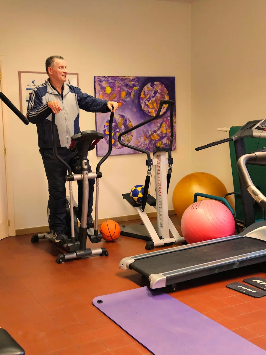 Kinesitherapeut behandelt patiënt in behandelkamer Kine Kompas Tremelo