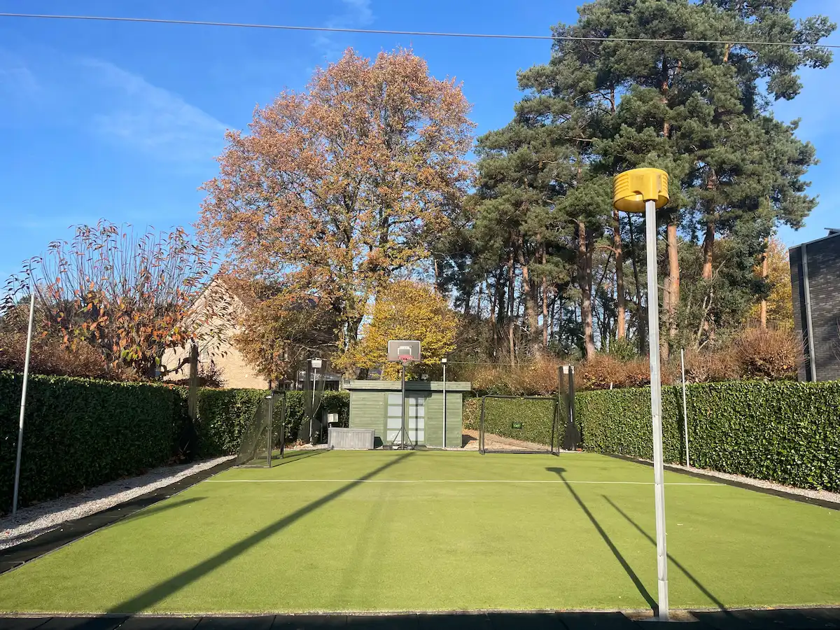 Buitensportveld voor functionele revalidatie bij Kine Kompas Tremelo